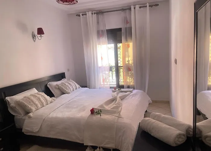 Magnifique Appartement Spacieux Confort Propre Familial 2 Chambres Salon Et Salle A Manger A 20Mn A Pied De Place Jemaa El Fina 4 Piscines Dans Espace De Golf A 12 Mn En Voitures L Entree Est Gratuit Pour La Clientele Ouvert Entre 10H Et 20H