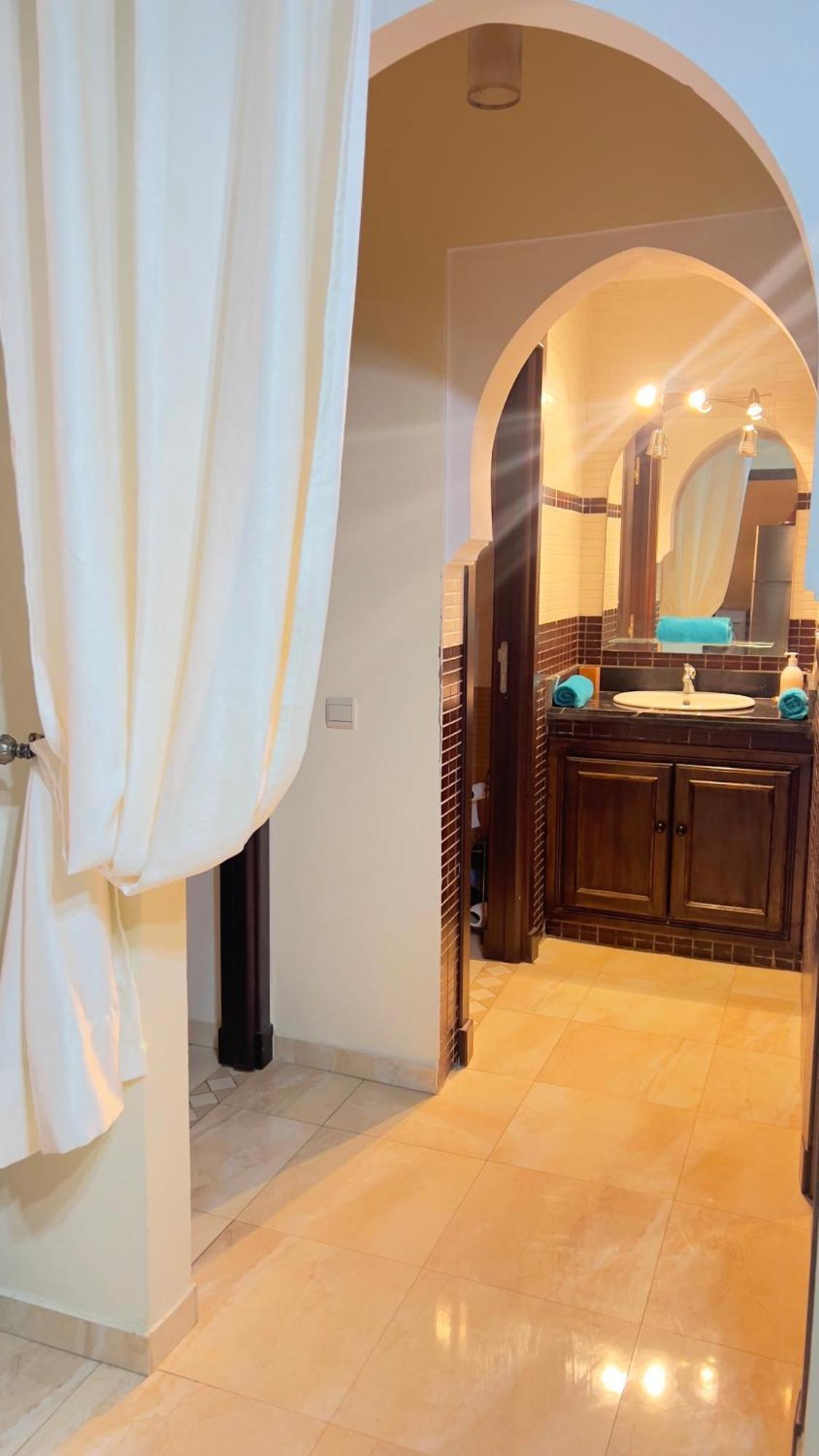 Magnifique Spacieux Confort Propre Familial 2 Salon Et Salle A Manger A 20mn A Pied De Place Jemaa El Fina 4 Piscines Dans Espace De Golf A 12 Mn En Voitures L Entree Est Gratuit Pour La Clientele Ouvert Entre 10h Et 20h Marrakesch